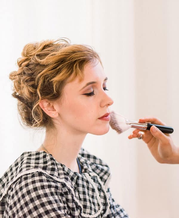 Kosmetik-Studio dermaplace - Fabiona Barnick - Stuttgart - Bad Cannstatt - Hallschlag - junge Frau wird geschminkt