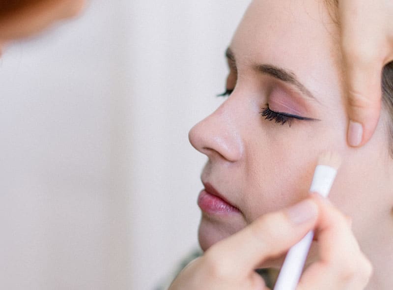 Kosmetik-Studio dermaplace - Fabiona Barnick - Stuttgart - Bad Cannstatt - Hallschlag - junger Frau wird Make-up auftragen